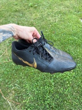 Nike Phanton Vnm Soccer Cleats Men’s size 12 black and gold